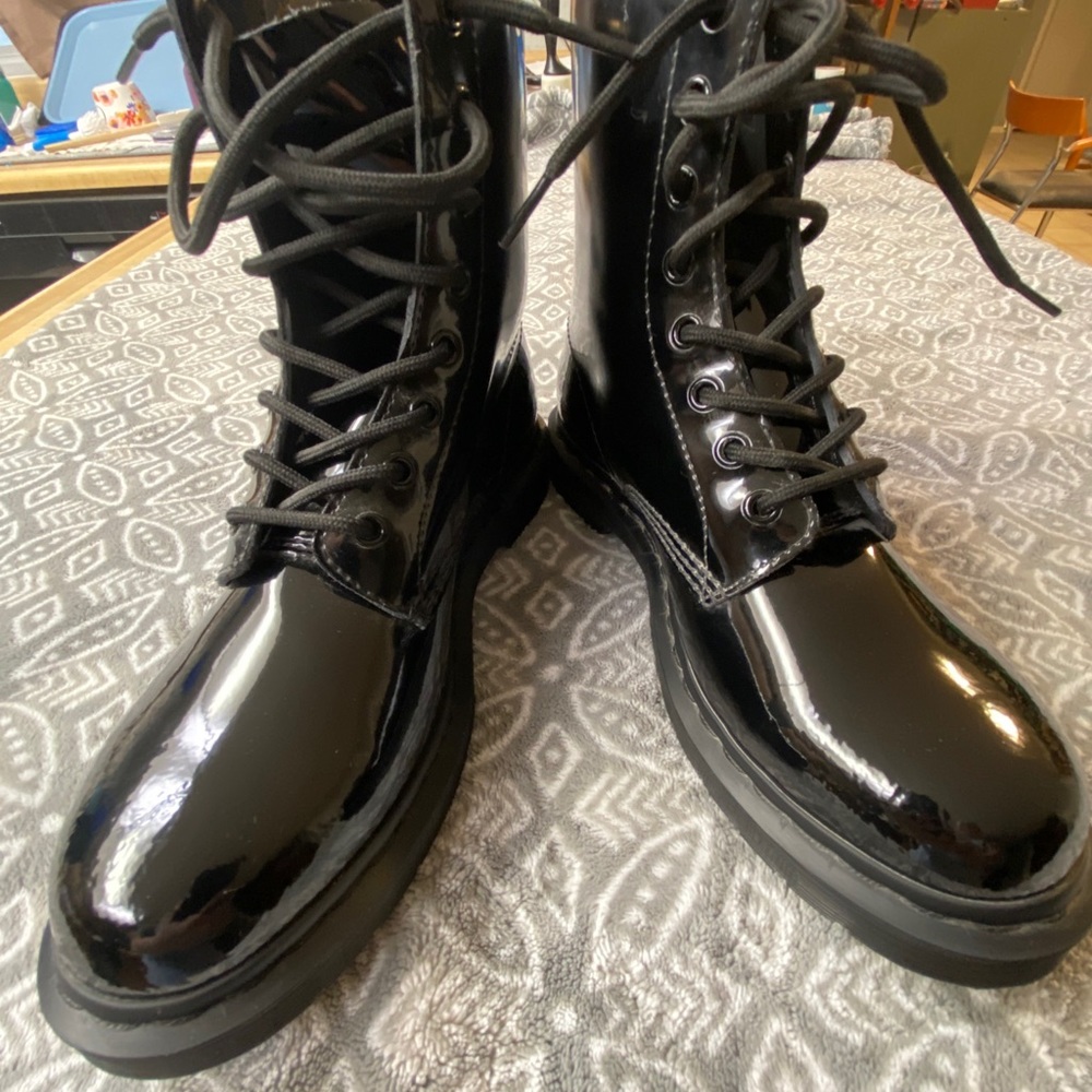 Dr Marten’s Patent Leather 8 hole boots. RARE WOMEN’S 8 [39] U.K. 6 NWOT